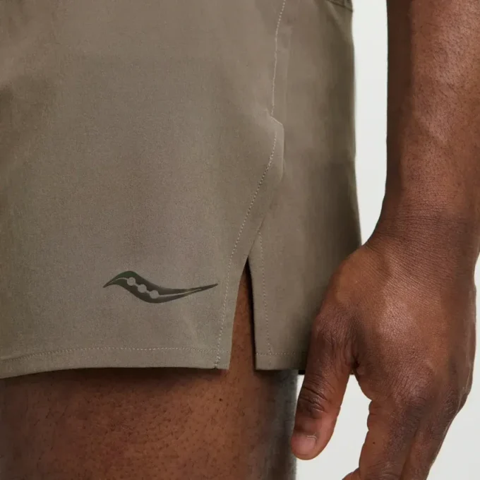 Pantaloncini da uomo Outpace 2,5″ con spacco Pantaloncini da uomo Outpace 2,5″ con spacco